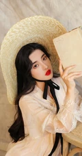 绝美气质微卷长发女生清新写真，蕾丝裙搭草帽清纯靓丽