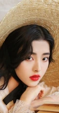 绝美气质微卷长发女生清新写真，蕾丝裙搭草帽清纯靓丽
