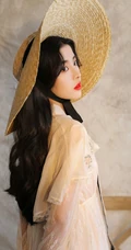 绝美气质微卷长发女生清新写真，蕾丝裙搭草帽清纯靓丽