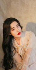 绝美气质微卷长发女生清新写真，蕾丝裙搭草帽清纯靓丽