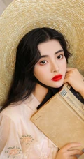 绝美气质微卷长发女生清新写真，蕾丝裙搭草帽清纯靓丽