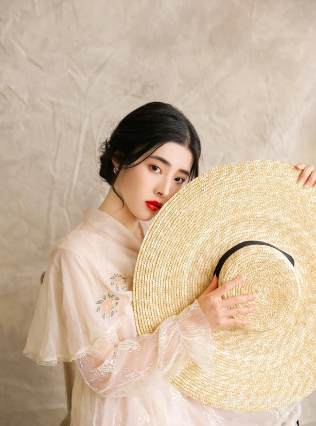 绝美气质微卷长发女生清新写真，蕾丝裙搭草帽清纯靓丽