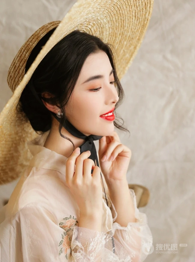绝美气质微卷长发女生清新写真，蕾丝裙搭草帽清纯靓丽