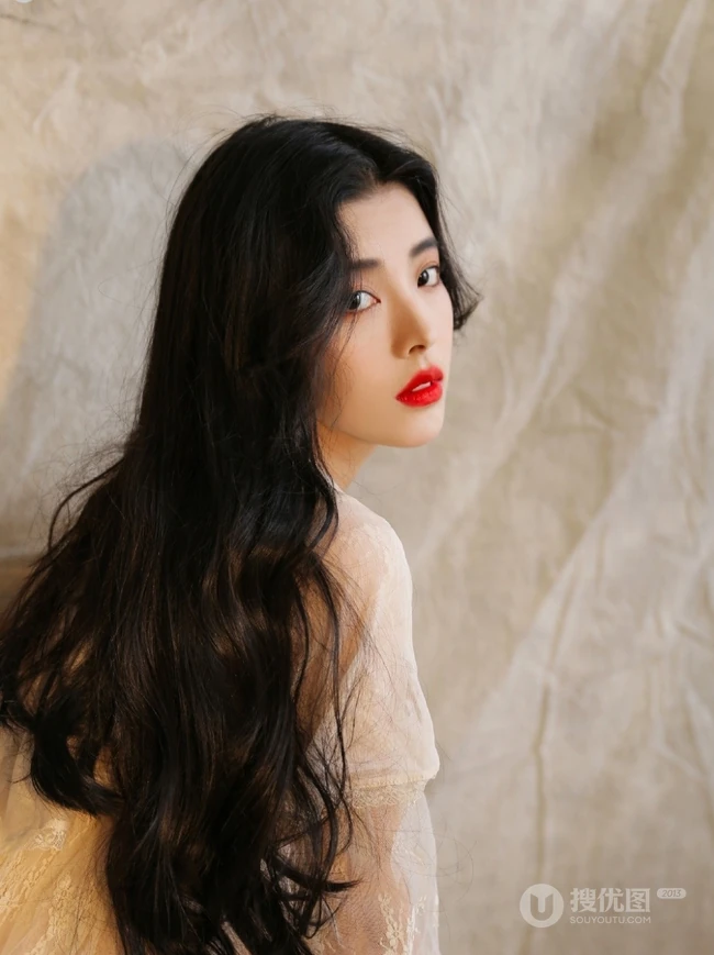 绝美气质微卷长发女生清新写真，蕾丝裙搭草帽清纯靓丽