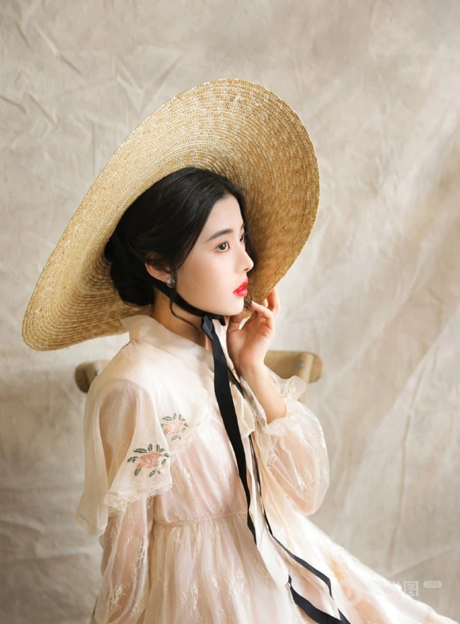 绝美气质微卷长发女生清新写真，蕾丝裙搭草帽清纯靓丽