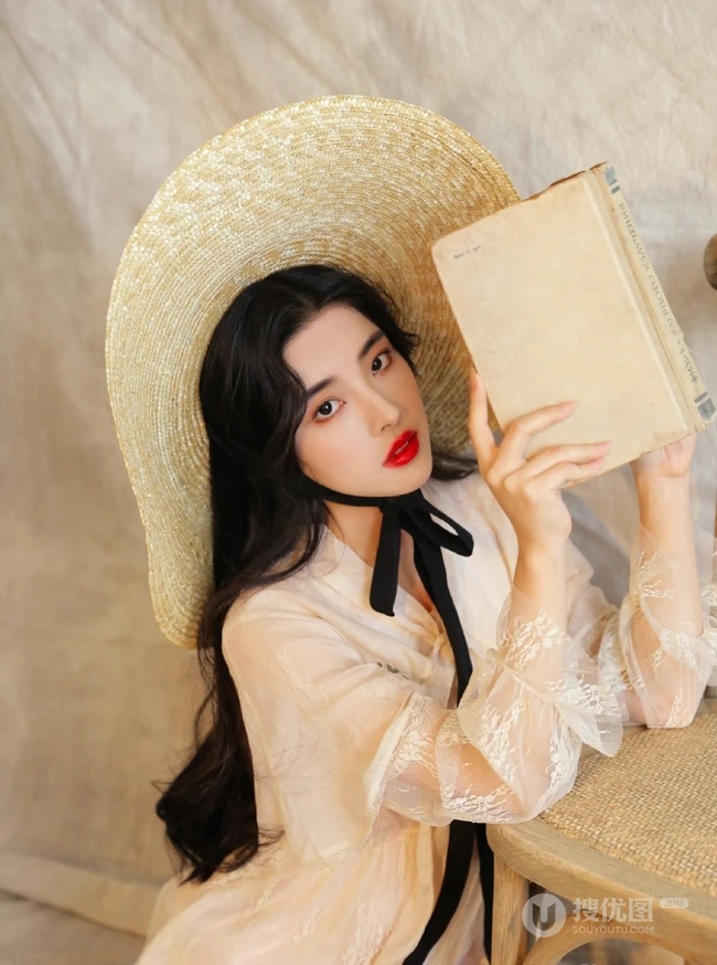 绝美气质微卷长发女生清新写真，蕾丝裙搭草帽清纯靓丽