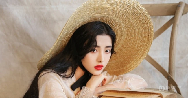 绝美气质微卷长发女生清新写真，蕾丝裙搭草帽清纯靓丽