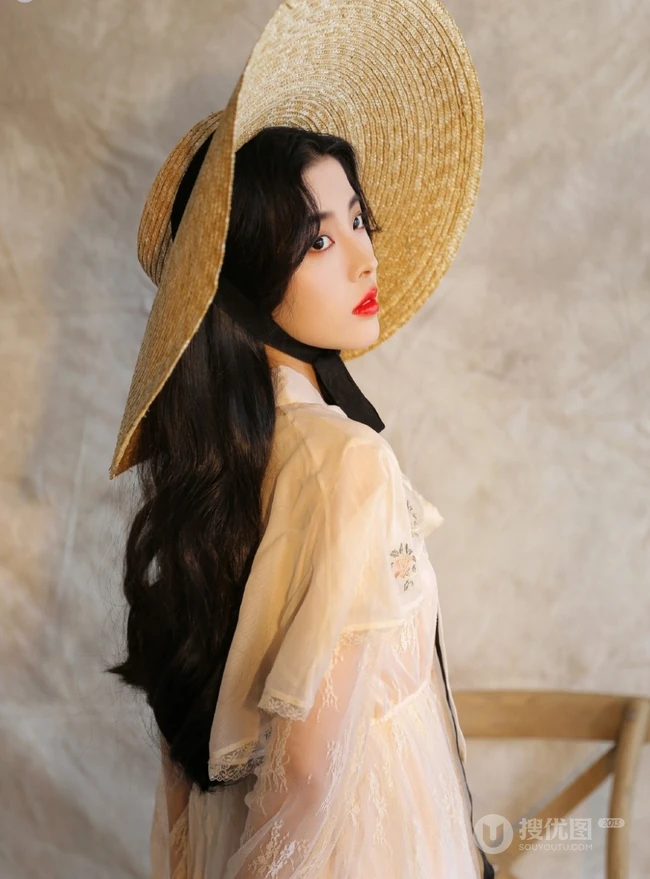 绝美气质微卷长发女生清新写真，蕾丝裙搭草帽清纯靓丽