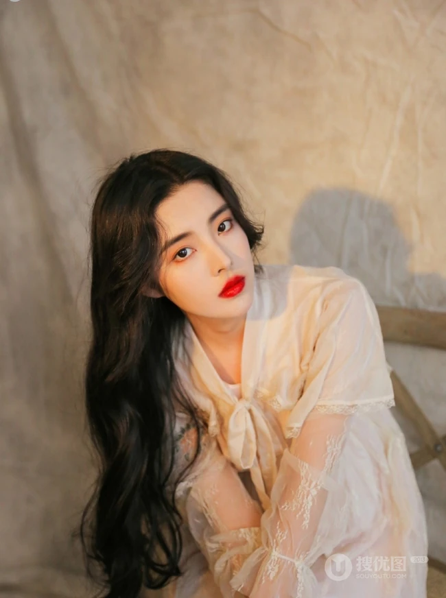 绝美气质微卷长发女生清新写真，蕾丝裙搭草帽清纯靓丽