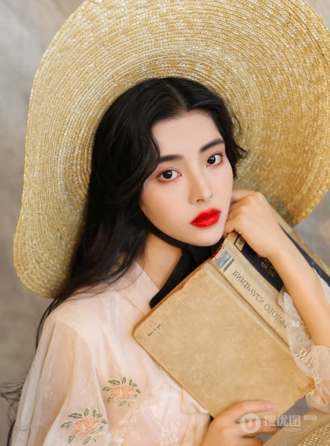 绝美气质微卷长发女生清新写真，蕾丝裙搭草帽清纯靓丽