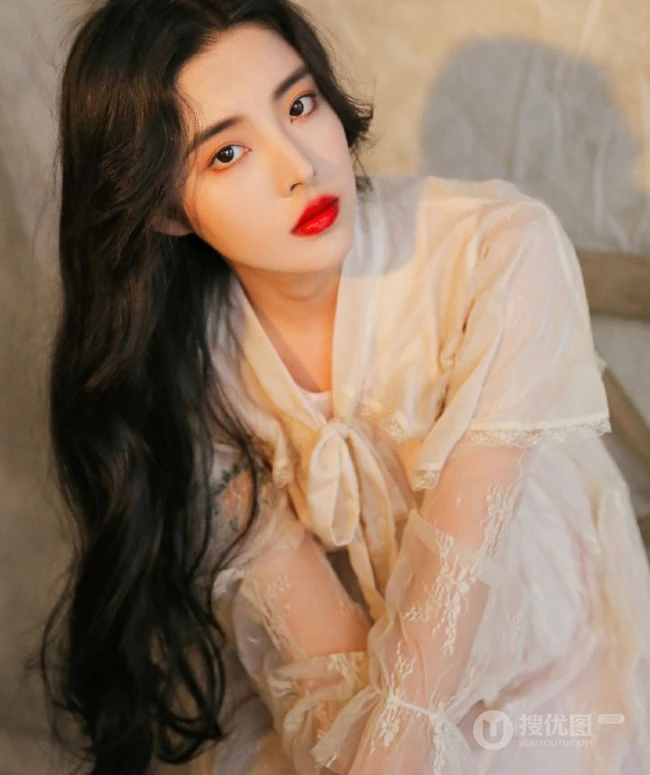 绝美气质微卷长发女生清新写真，蕾丝裙搭草帽清纯靓丽