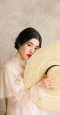 绝美气质微卷长发女生清新写真，蕾丝裙搭草帽清纯靓丽