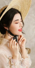 绝美气质微卷长发女生清新写真，蕾丝裙搭草帽清纯靓丽