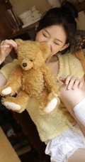 可爱俏皮治愈系少女唯美室内，短衫短裤搭白袜灵动动人
