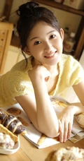 可爱俏皮治愈系少女唯美室内，短衫短裤搭白袜灵动动人