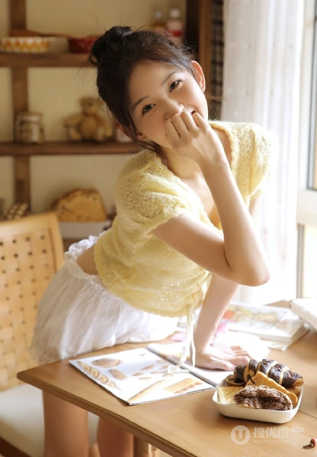 可爱俏皮治愈系少女唯美室内，短衫短裤搭白袜灵动动人