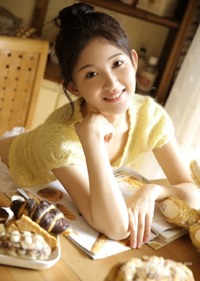 可爱俏皮治愈系少女唯美室内，短衫短裤搭白袜灵动动人
