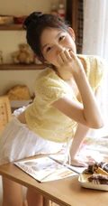 可爱俏皮治愈系少女唯美室内，短衫短裤搭白袜灵动动人
