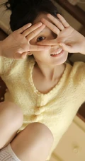 可爱俏皮治愈系少女唯美室内，短衫短裤搭白袜灵动动人