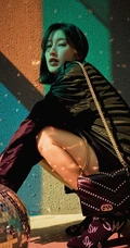 张俪现身街头大秀线条感街拍写真，皮衣短裤大墨镜酷感十足