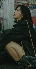 张俪现身街头大秀线条感街拍写真，皮衣短裤大墨镜酷感十足