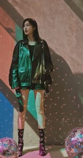 张俪现身街头大秀线条感街拍写真，皮衣短裤大墨镜酷感十足