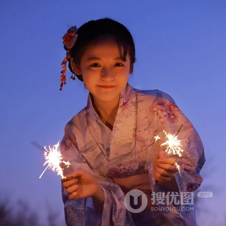 玩烟花的日本少女微信头像图片