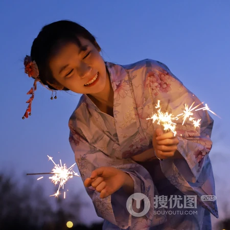 玩烟花的日本少女微信头像图片