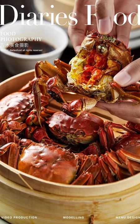 特色烤鱼，河蟹，还有蜂窝煤造型炒饭的美食摄影图片