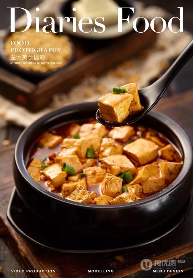 特色烤鱼，河蟹，还有蜂窝煤造型炒饭的美食摄影图片 第3张