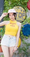 爱喝小茗同学的气质热裤女生小狐狸sica街拍写真图片