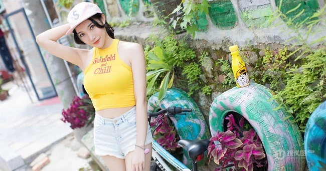 爱喝小茗同学的气质热裤女生小狐狸sica街拍写真图片