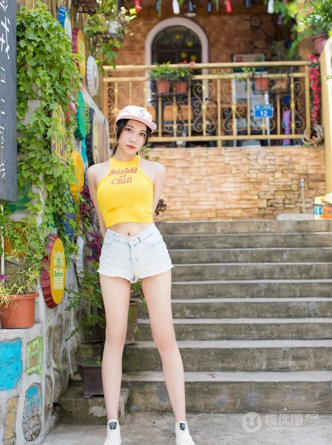 爱喝小茗同学的气质热裤女生小狐狸sica街拍写真图片