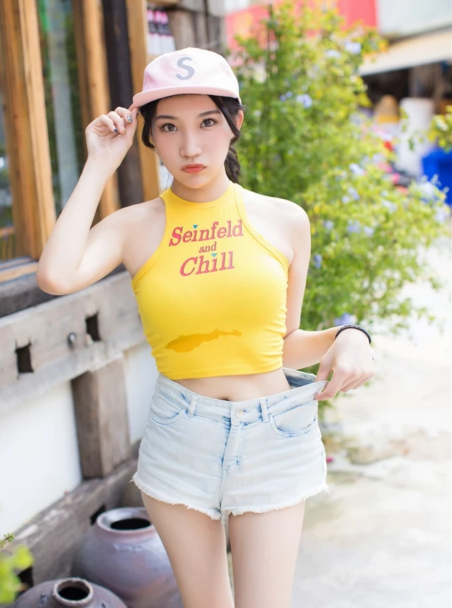 爱喝小茗同学的气质热裤女生小狐狸sica街拍写真图片