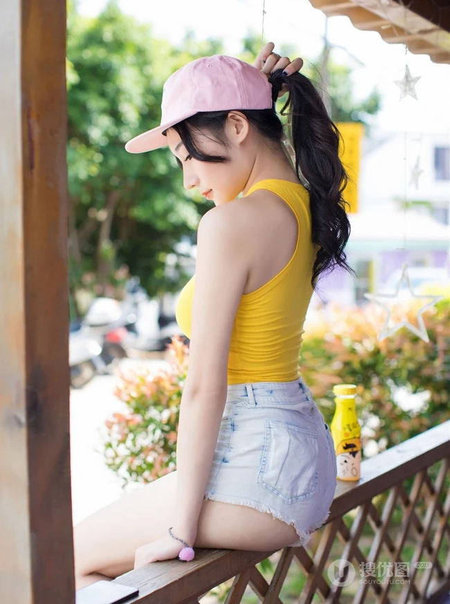 爱喝小茗同学的气质热裤女生小狐狸sica街拍写真图片