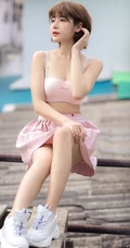 泰国气质网球拍女生家居服超短裙高清户外写真图片