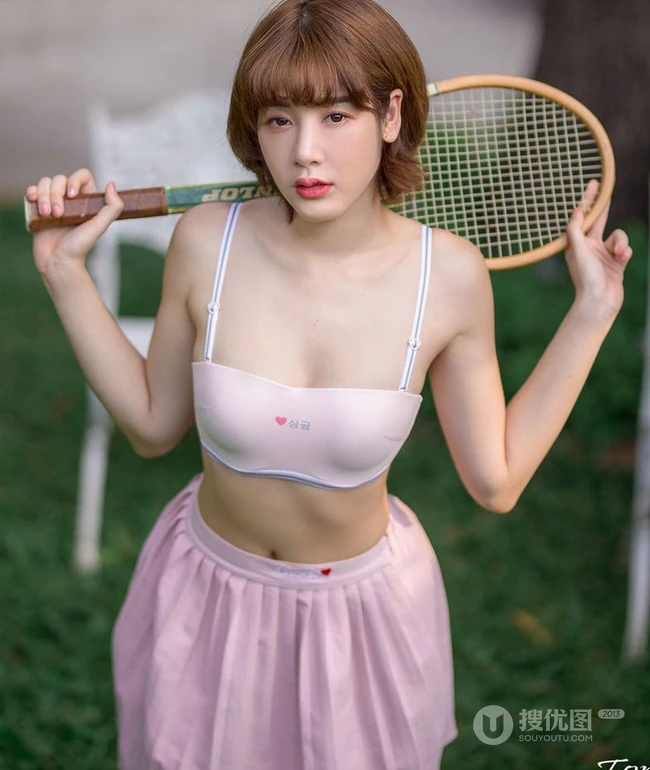 泰国气质网球拍女生家居服超短裙高清户外写真图片