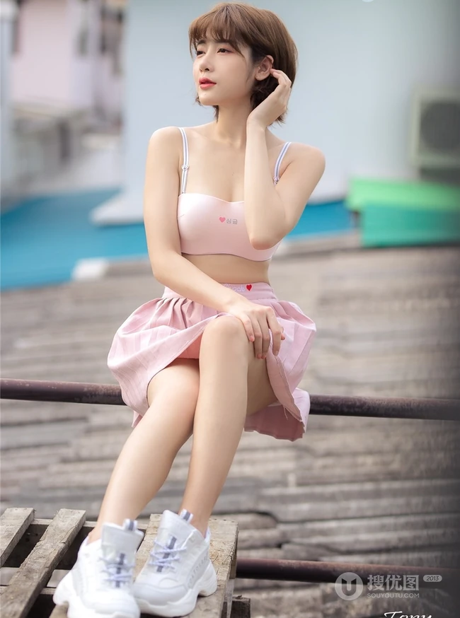 泰国气质网球拍女生家居服超短裙高清户外写真图片