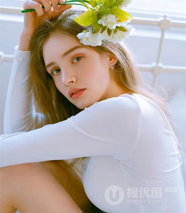 精选俄罗斯气质少女秋衣短裤唯美室内写真美图
