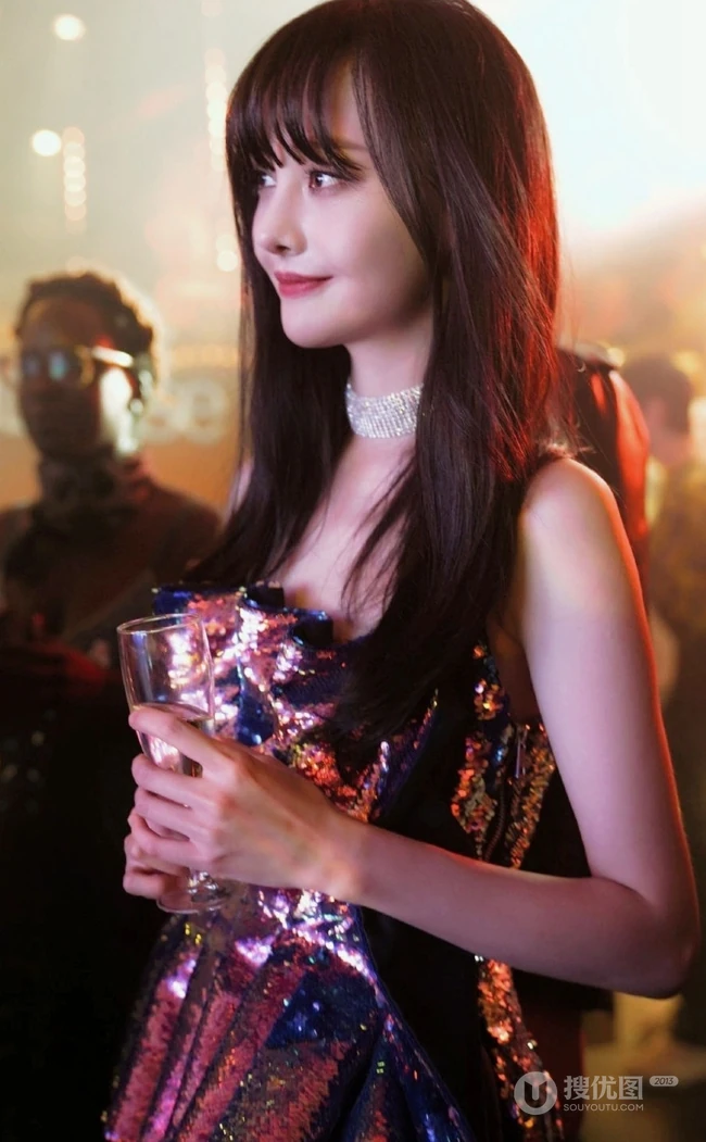 郑爽紫色亮片短裙亮相巴黎时装周唯美活动图片