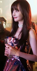 郑爽紫色亮片短裙亮相巴黎时装周唯美活动图片