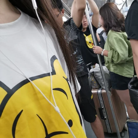 公交车上不小心装衫情侣装的一男一女