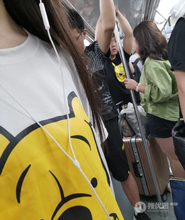 公交车上不小心装衫情侣装的一男一女