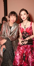 古力娜扎现身活动图片，红黑相间大花色连衣长裙优雅动人