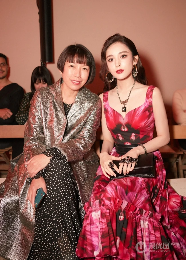 古力娜扎现身活动图片，红黑相间大花色连衣长裙优雅动人