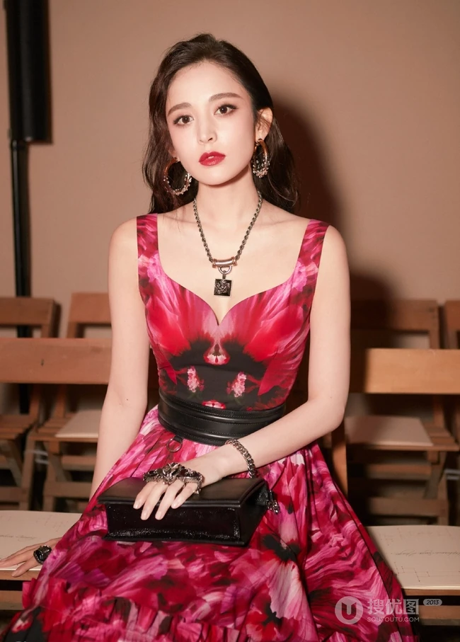 古力娜扎现身活动图片，红黑相间大花色连衣长裙优雅动人