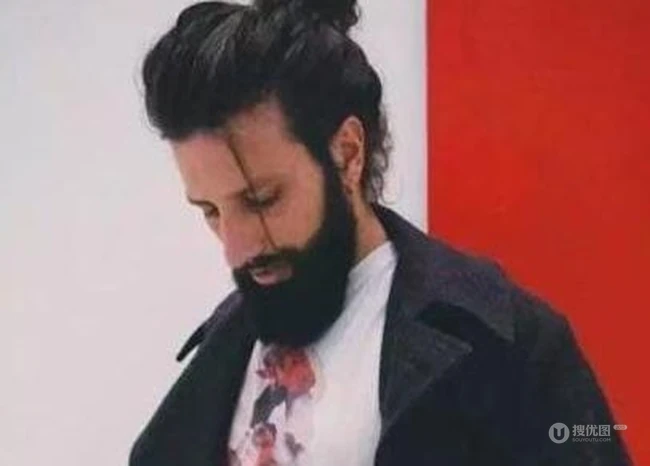 男生丸子头发型图片，帅气又减龄的欧美男人丸子头发型图 第2张
