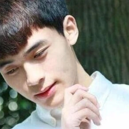18岁的男生发型推荐 清爽又帅气男生发型图片