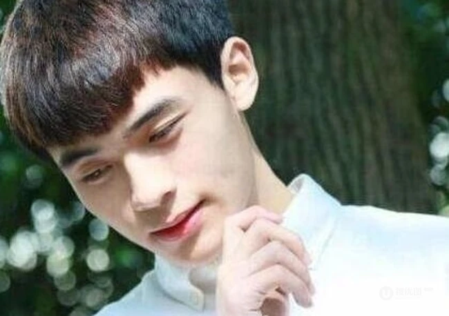 18岁的男生发型推荐 清爽又帅气男生发型图片 第1张