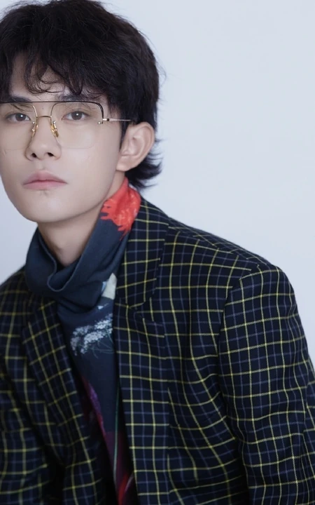 小帅哥易烊千玺化身西装绅士，戴金边眼镜魅力十足